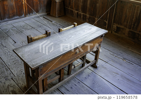 小豆島　二十四の瞳　岬の分教場　苗羽小学校田浦分校　机と椅子　香川県小豆島町 119658578