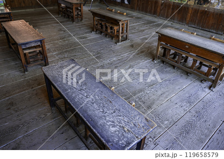 小豆島　二十四の瞳　岬の分教場　苗羽小学校田浦分校　机と椅子　香川県小豆島町 119658579