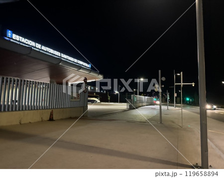 静寂の中の孤独:スペインのサンティアゴ深夜のバスターミナル 静寂の中の孤独:スペインのサンティアゴ深夜のバスターミナル 119658894
