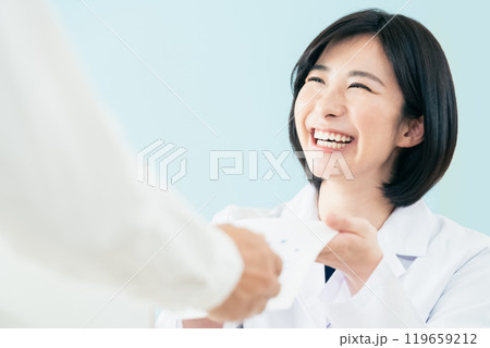 薬剤師の女性 119659212