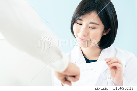 薬剤師の女性 薬剤師の女性 119659213