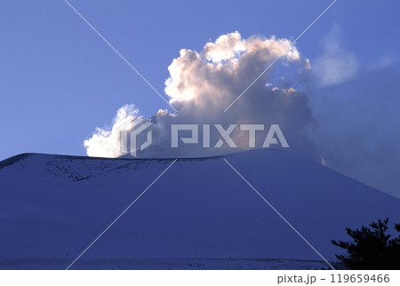 噴煙を上げる浅間山 119659466