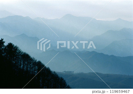 幾重にも重なる山並みと斜陽の光筋 幾重にも重なる山並みと斜陽の光筋 119659467