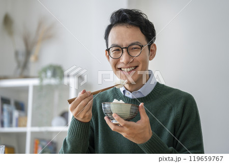 ごはんを食べるアラフォーの男性　カメラ目線 119659767