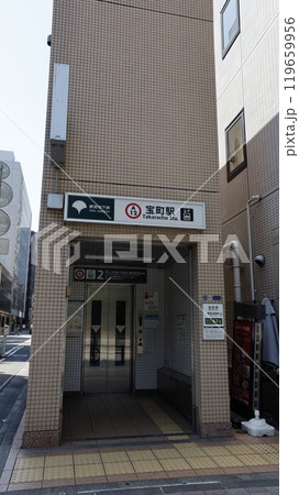 都営浅草線の宝町駅A7番出入口、エレベーターが設置されている 119659956