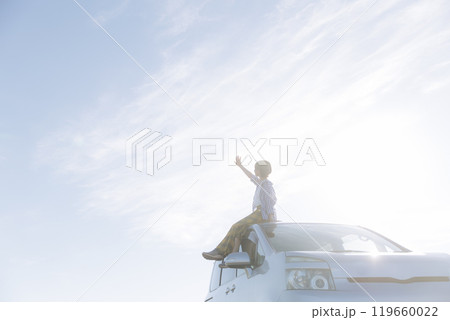車に乗って佇む女性 119660022