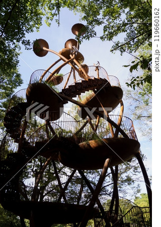 森の中に建つ芸術作品 119660162