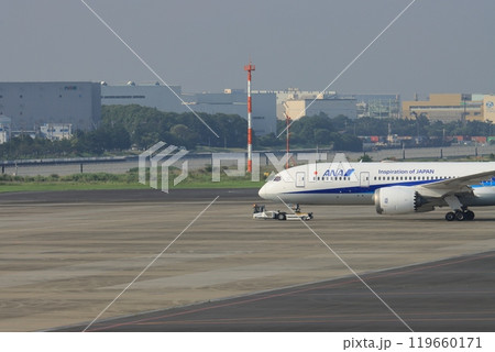 トーイングされる旅客機 119660171