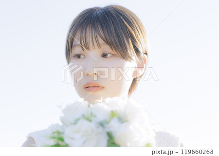 ブーケを持つ女性 119660268
