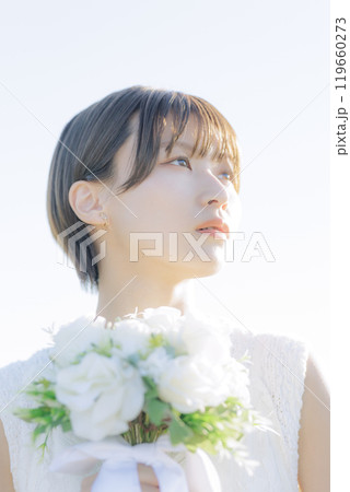 ブーケを持つ女性 ブーケを持つ女性 119660273