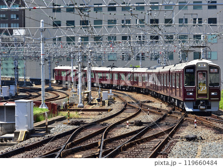 大阪梅田に到着する阪急京都線 9300系 119660484