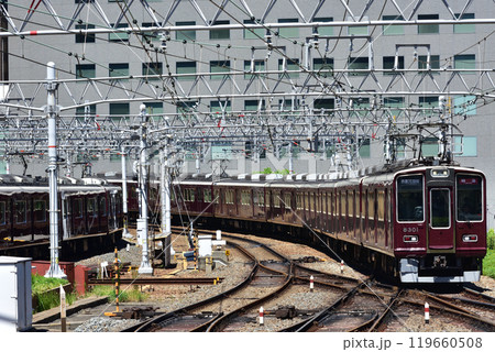 大阪梅田駅に到着する阪急京都線8300系 119660508