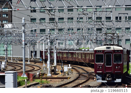 大阪梅田駅に到着する阪急京都線7300系 119660515