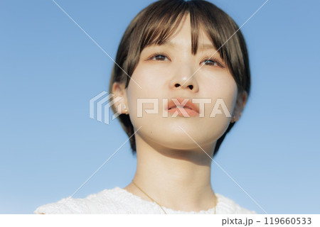 遠くを眺める若い女性 遠くを眺める若い女性 119660533
