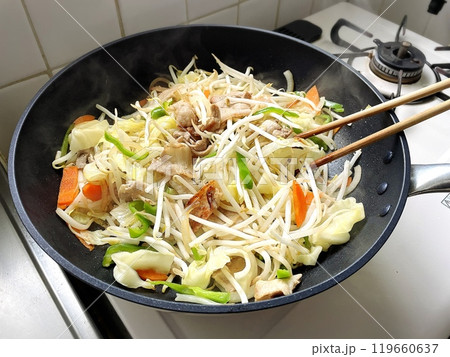 フライパンで野菜炒めを作る様子 119660637