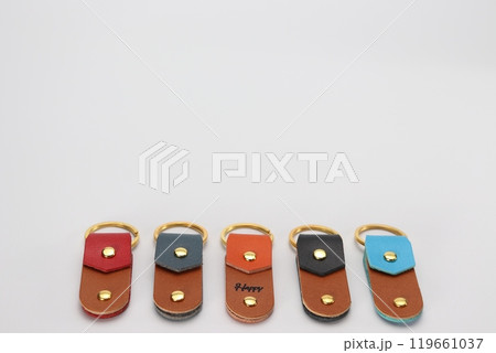 カラフルなハンドメイドのレザーキーホルダー 119661037