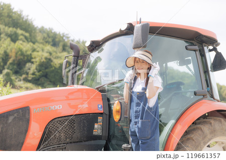 トラクターに乗る若い女性 119661357