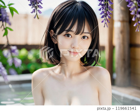 藤の花が咲く温泉露天風呂に入浴中の若い女性 藤の花が咲く温泉露天風呂に入浴中の若い女性 119661541