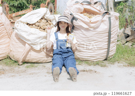 ジャガイモを収穫した若い女性 119661627