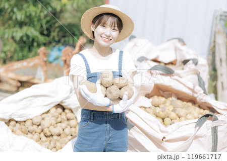 ジャガイモを収穫した若い女性 ジャガイモを収穫した若い女性 119661717