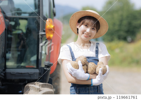 ジャガイモを収穫した若い女性 119661761