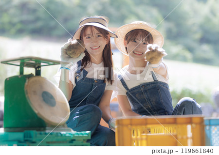 収穫したジャガイモの出荷準備をしている若い女性 119661840