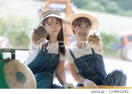 収穫したジャガイモの出荷準備をしている若い女性 収穫したジャガイモの出荷準備をしている若い女性 119661842