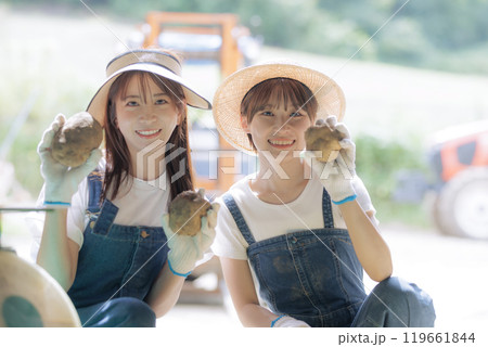 収穫したジャガイモの出荷準備をしている若い女性 119661844