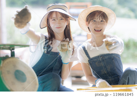 収穫したジャガイモの出荷準備をしている若い女性 119661845