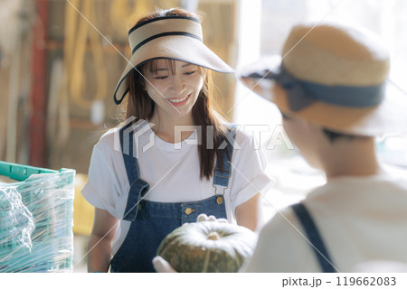 収穫した野菜の出荷準備をしている若い女性達 119662083