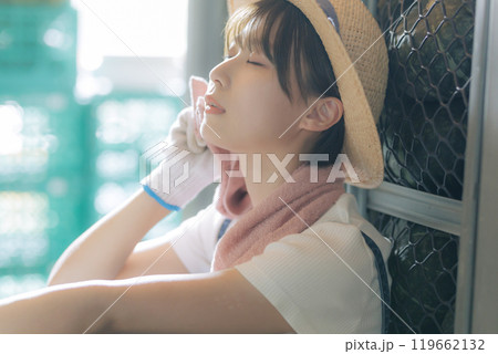 休憩をしている農家の若い女性 休憩をしている農家の若い女性 119662132