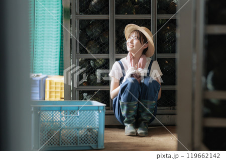 休憩をしている農家の若い女性 119662142