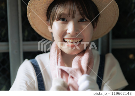 休憩をしている農家の若い女性 休憩をしている農家の若い女性 119662148