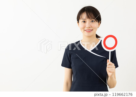 OKサインを出す美容スタッフ02 OKサインを出す美容スタッフ02 119662176