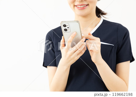 スマホを操作する美容スタッフ05 スマホを操作する美容スタッフ05 119662198