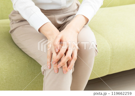 膝に違和感を感じるアジア人女性01 119662259