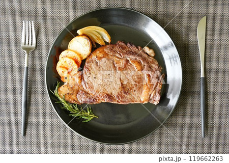 厚切りのロースステーキがおいしい 厚切りのロースステーキがおいしい 119662263