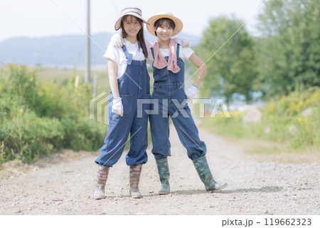 農道を歩く若い女性達 119662323