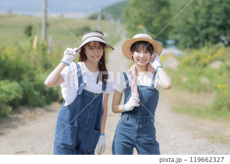 農道を歩く若い女性達 119662327
