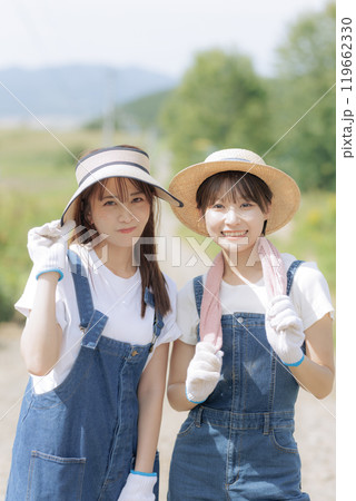 農道を歩く若い女性達 119662330