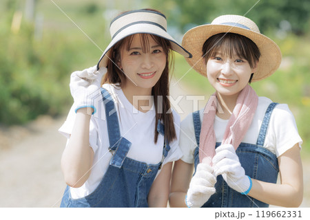 農道を歩く若い女性達 119662331