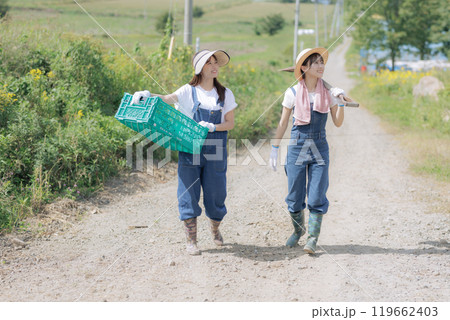 農具を持って歩く若い女性達 農具を持って歩く若い女性達 119662403