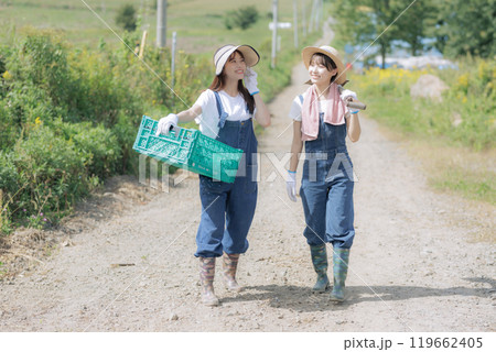 農具を持って歩く若い女性達 119662405