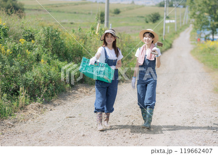農具を持って歩く若い女性達 119662407