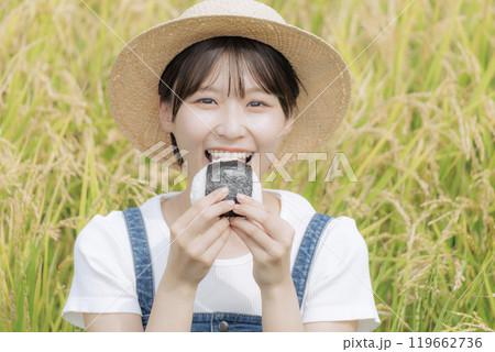 おにぎりを食べる若い女性 おにぎりを食べる若い女性 119662736