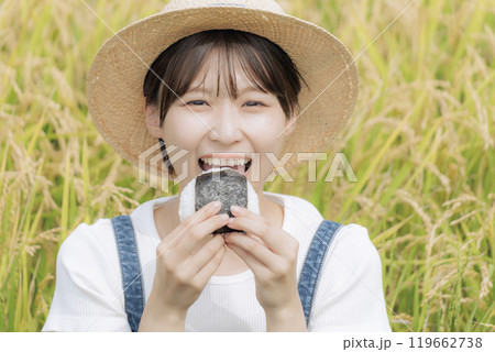 おにぎりを食べる若い女性 おにぎりを食べる若い女性 119662738