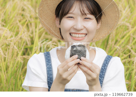 おにぎりを食べる若い女性 おにぎりを食べる若い女性 119662739