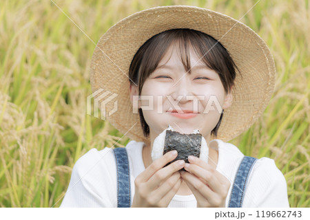 おにぎりを食べる若い女性 おにぎりを食べる若い女性 119662743