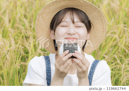 おにぎりを食べる若い女性 119662744
