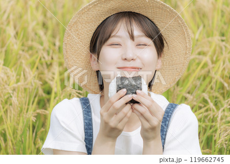 おにぎりを食べる若い女性 おにぎりを食べる若い女性 119662745